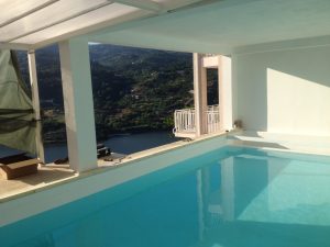 Piscina de complexo turístico no Douro